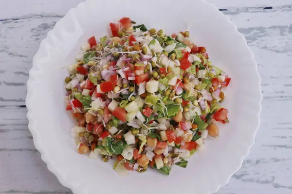 Salada Verão Saudável Com Alface Tomate Maçã Broto Feijão Cebola — Fotografia de Stock