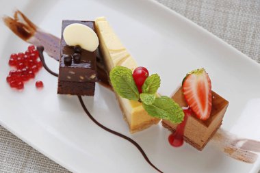 Tatlı tabağı olarak çeşitli Fransız hamur işleri.