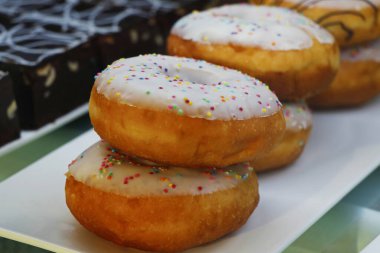 Beyaz çikolata kaplı çörek ya da kaplıcalı donut. 