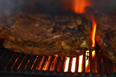 Baharatlı sığır pirzolası ve ızgara.