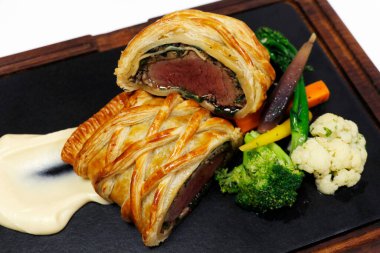 Geleneksel sığır eti tarifi ve poğaça, Fransız klasik tabak pithivier 'ine benzer.