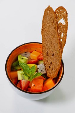 Karışık meyve kasesi kivi, böğürtlen, papaya, ejderha meyvesi, kavun vs..