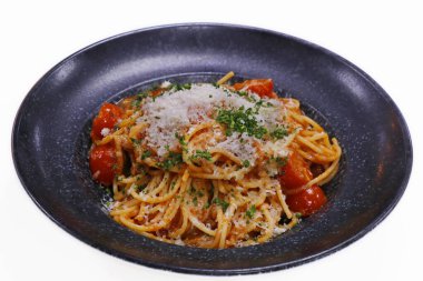 Zengin kremalı domates soslu makarna ve servis kasesinde rendelenmiş parmesan peyniri.