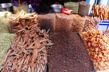 Kakule, karanfil, gürz gibi Hint baharatları satılık bir sokak tezgahında satılıyor.