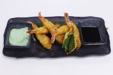 hamurlu tempura karidesi wasabi mayonez ve soya sosu, japon yemeği spesiyali.