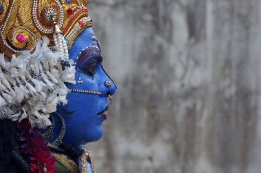 Kerala, Hindistan - 2 Nisan 2023 Durga kostümlü bir adam Hindu dini Kali puja festivali sırasında Tanrıça Kali 'ye dönüşür.