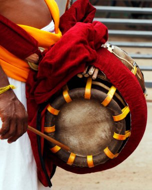 Hintli Erkekler geleneksel perküsyon enstrümanı Chenda ya da Idakka 'yı Kerala, Hindistan' da çalıyor.