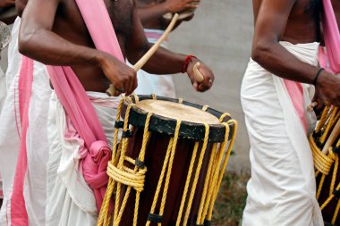  Kochi Kerala 'da Hintli Erkekler Geleneksel Perküsyon Aracı Oynuyor