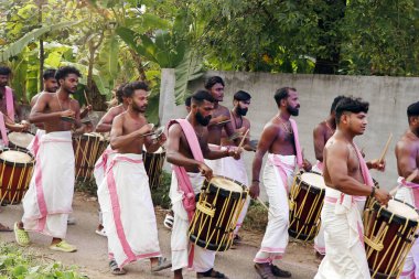 Kerala, Hindistan - 2 Nisan 2023 Hint Erkekler Kochi Kerala 'da Geleneksel Perküsyon Aracı Çalıyor