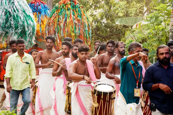 Kerala, Hindistan - 2 Nisan 2023 Hint Erkekler Kochi Kerala 'da Geleneksel Perküsyon Aracı Çalıyor