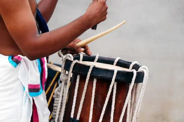 Kochi Kerala 'da Hintli Erkekler Geleneksel Perküsyon Aracı Oynuyor