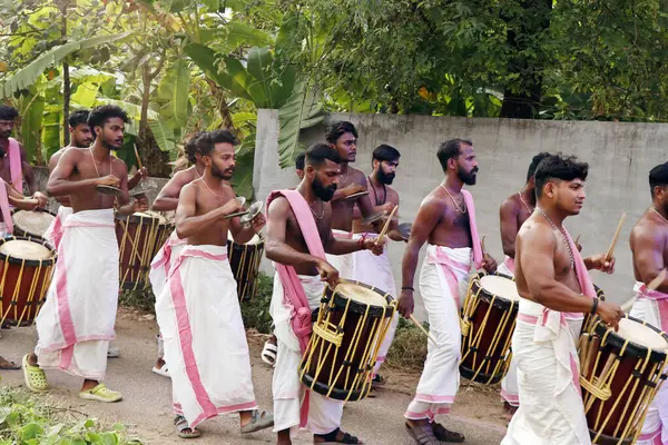 Kerala, Hindistan - 2 Nisan 2023 Hint Erkekler Kochi Kerala 'da Geleneksel Perküsyon Aracı Çalıyor