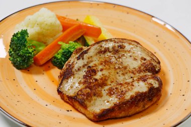 Kızarmış tavuk göğsü, içinde havuç, karnabahar, brokoli ve kabak ve sağlıklı yiyecek konsepti var.