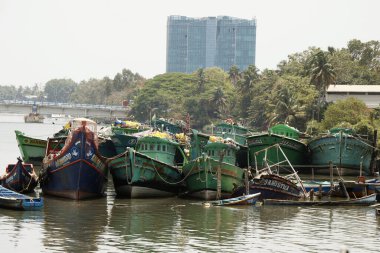 Kerala, Hindistan - 25 Mart 2023 balıkçı tekneleri kerala 'da balıkçılık yasağı sırasında Fort Kochi tersanesinde durduruldu