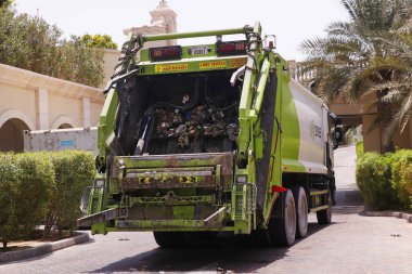 Dubai, Birleşik Arap Emirlikleri - 12 Ağustos 2020 Çöp kamyonu ve çöp toplayıcıları, çoğunlukla sokak, otel ve hastane çöpleri için kullanılıyor