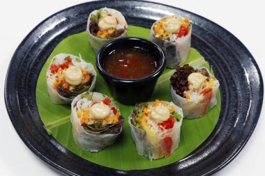 Vietnam usulü sebzeli börek, marul, kırmızı biber, havuç ve dolmalık biber.