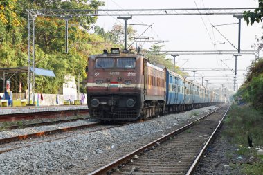Kochi, Kerala, Hindistan - 21 Ocak 2020 Hint demiryolu hattında elektrik desteğiyle hareket eden bir tren.