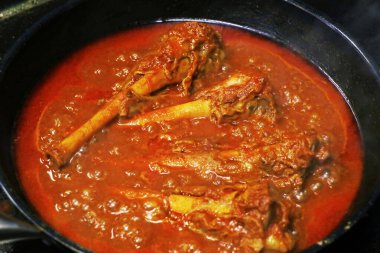  Yavaş pişmiş Hint kuzu inciği köri, namı diğer Nalli Rogan Josh.