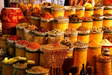 Arap baharatı ve bitkiler pazarı geniş parfümlü market tezgahı