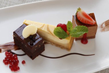 Tatlı tabağı olarak çeşitli Fransız hamur işleri.