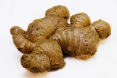 Beyaz arkaplanda taze zencefil kökü.