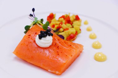 Havyarlı, çıtır çıtır sebzeli somon balığı, lüks bir yemek.