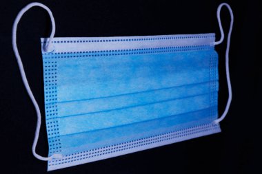 Siyah arkaplan ile izole tıbbi yüz maskesi