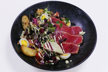 Kurutulmuş ton balığı ve çıtır sebzeli klasik nicoise salatası.