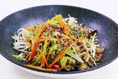 Dolmalık biberli kinoa salatası, avokado, fasulye ve havuç.