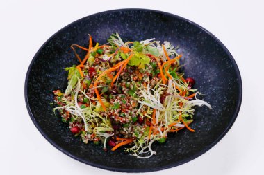 Dolmalık biberli kinoa salatası, avokado, fasulye ve havuç.