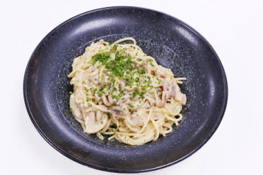 Carbonara soslu pastırmalı spagetti.