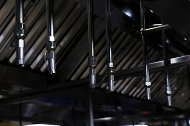 Yangın ve güvenlik ekipmanları, çatıdaki kaputun altındaki acil su fıskiyesi genellikle yangın kazasını önlemek için mutfakta, fabrikalarda ve depolarda tamir edilir.