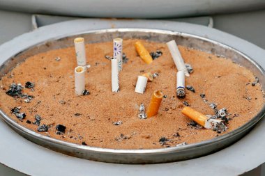 uygun tomurcuk atığı atmak için sigara külü kutusu