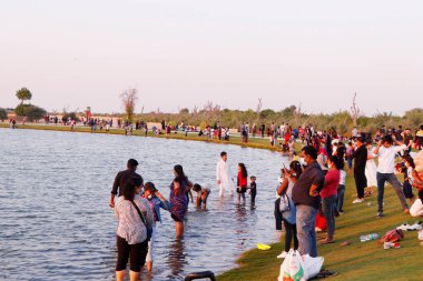 Dubai, Birleşik Arap Emirlikleri - 6 Kasım 2020 'de insanlar Love Lake, Duba' da tatillerini kutluyor.