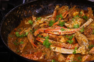 Pişirme tavasında lezzetli köri, Hint yemeği.