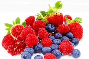 Beyaz arka planda izole edilmiş taze karışık meyveler.