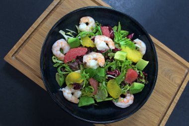 avokado ve karides salatası