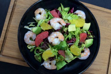 avokado ve karides salatası