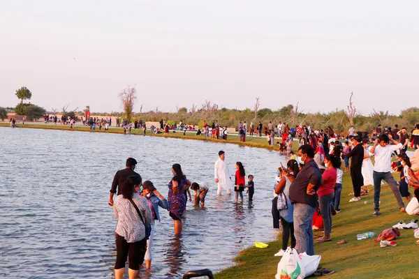 stock image Dubai, United Arab Emirates - november 6, 2020 people are celebrating holidays at love lake, duba