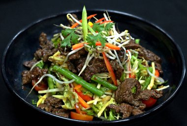 Çıtır sebzeli Tayland bifteği salatası