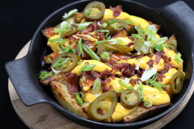 Peynir soslu ve jalapenolu bufalo patatesleri.