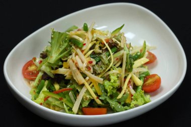 Çıtır yeşil sebzeli Tayland papayası salatası.