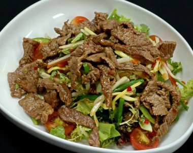 Çıtır sebzeli Tayland bifteği salatası