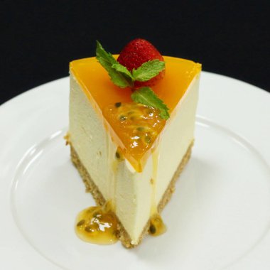 Çilekli ve tutkulu tatlı soslu tutkulu meyveli kek.