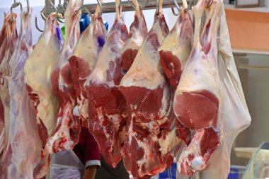 Asılmış et parçalarıyla kasap dükkanı