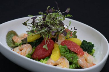 Karides ve turunçgil salatası servis kasesinde.