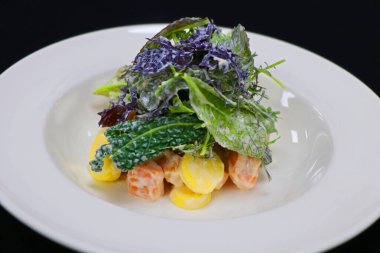 Patates ve marullu tatlı patates salatası.