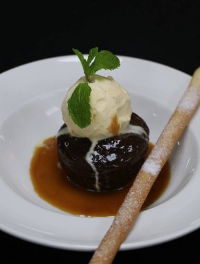 Vanilyalı dondurma ve karamel soslu şekerli puding.