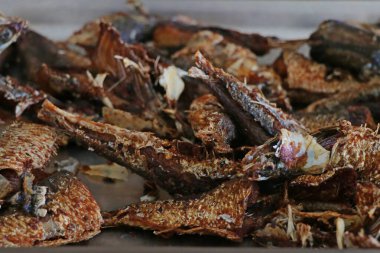 Kızarmış balık, baharatlı salamura sardalya.