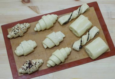 Fırın paspasında Fransız hamur işleri.